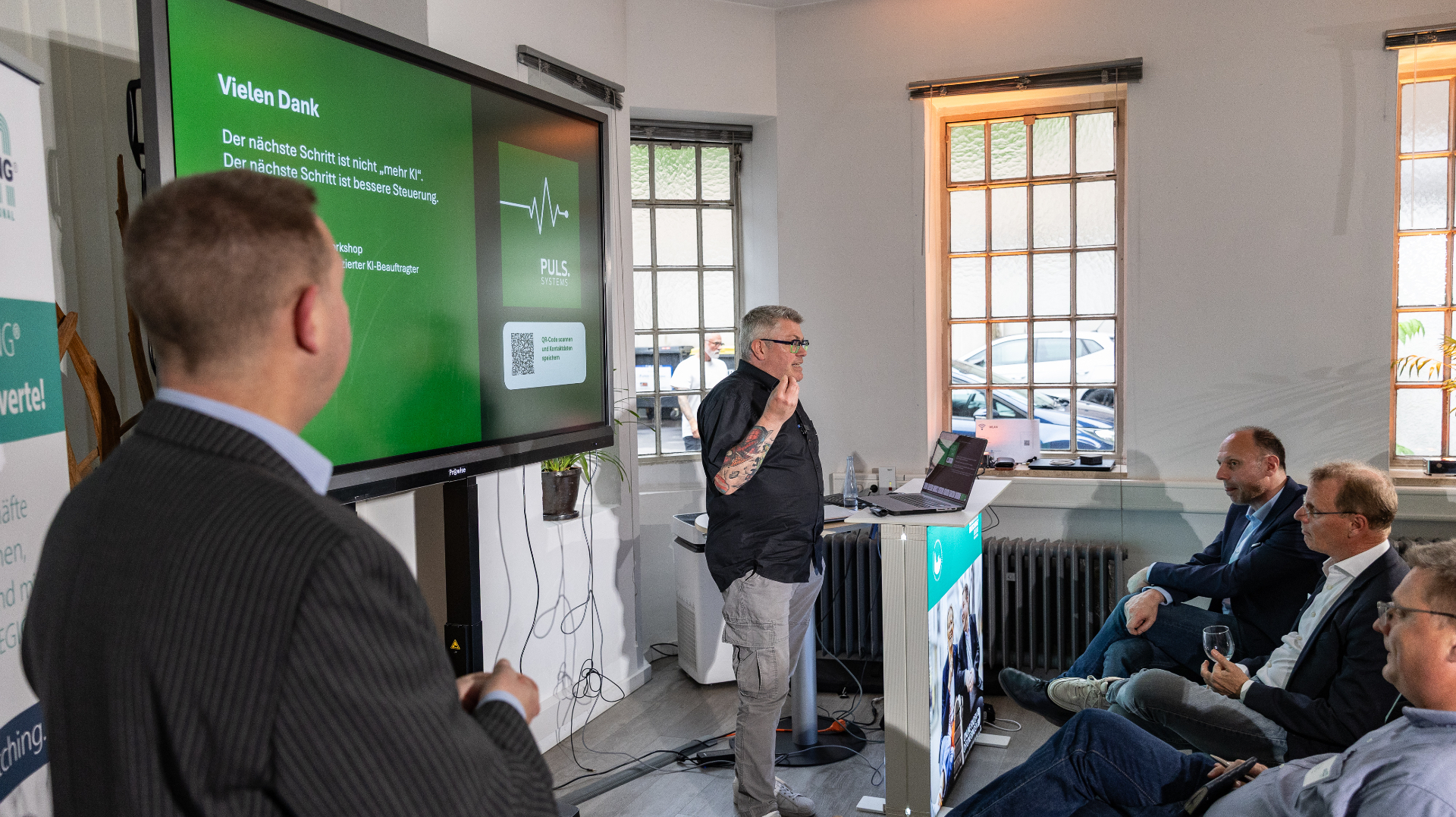 Oliver Puls bei einer Präsentation im Workshop-Format