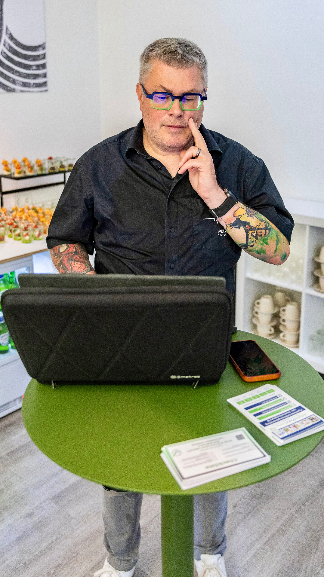 Oliver Puls bei einem Kundentermin am Laptop